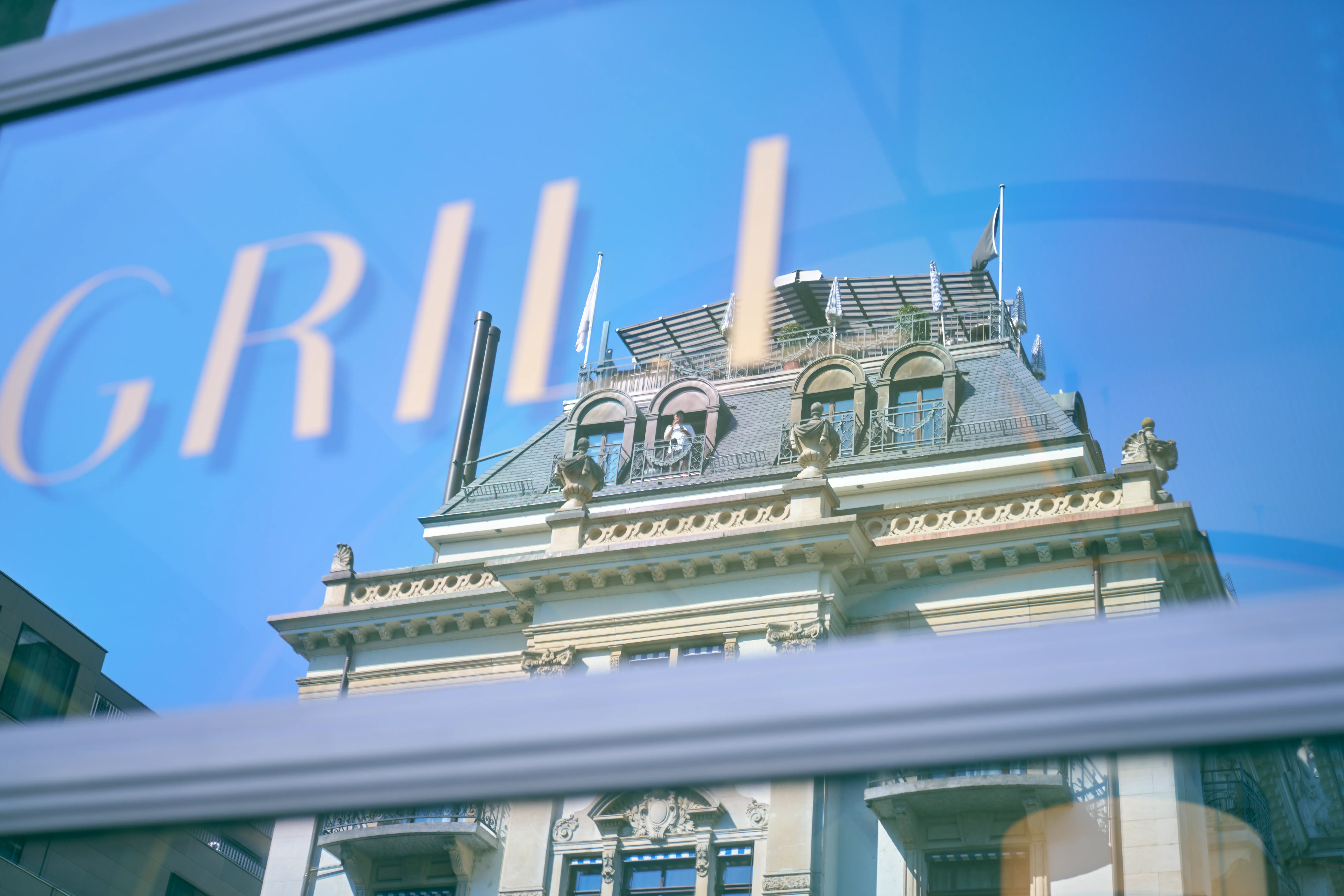 Paracelsus Recovery kliniek ontvangsruimte met uitzicht op Zürich