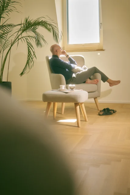 Vrouw wandelend in de buitenlucht in een serene natuurlijke omgeving tijdens holistisch osteoporose herstel