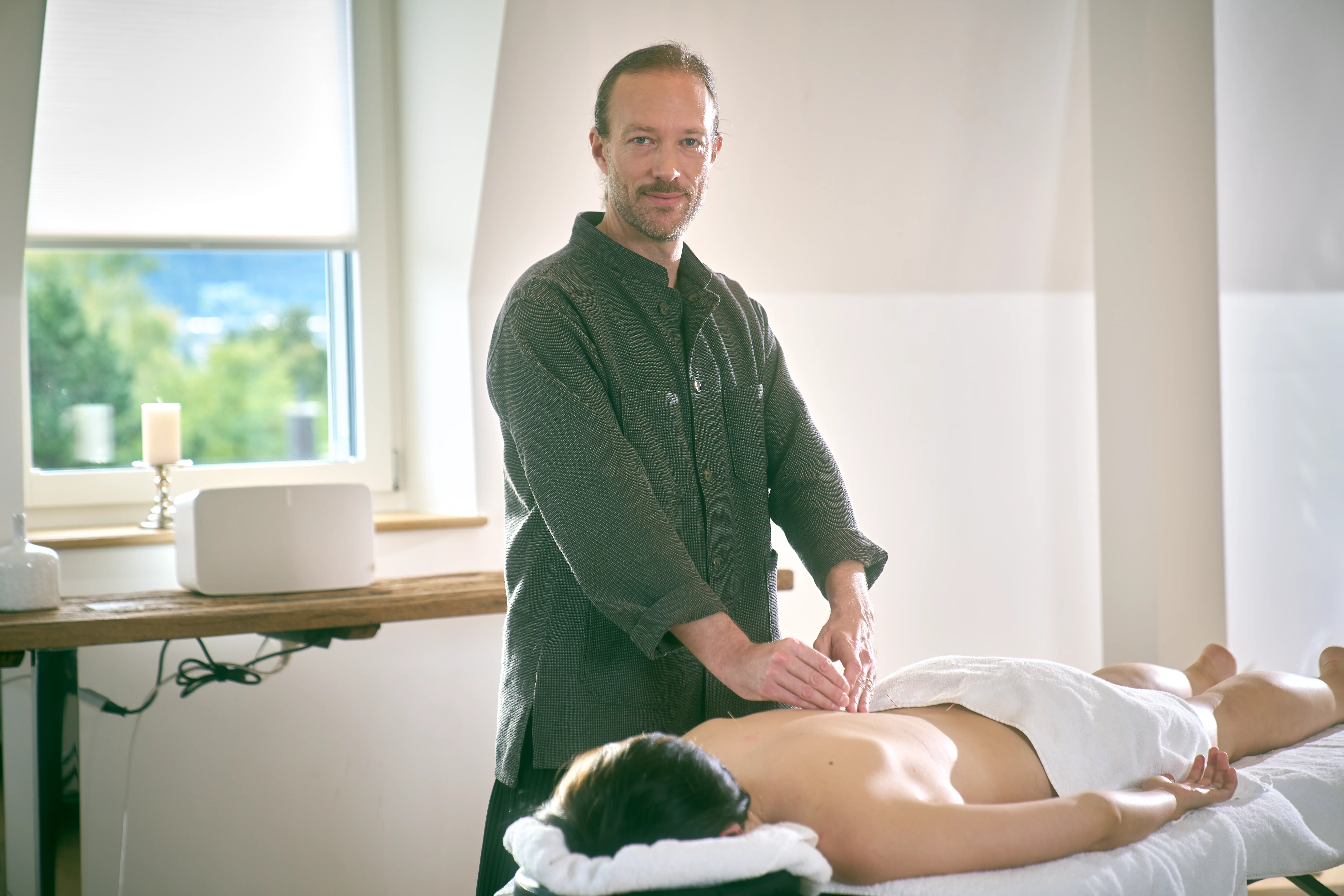 Jean-Philippe Rüegg, Acupuncturist bij Paracelsus Recovery