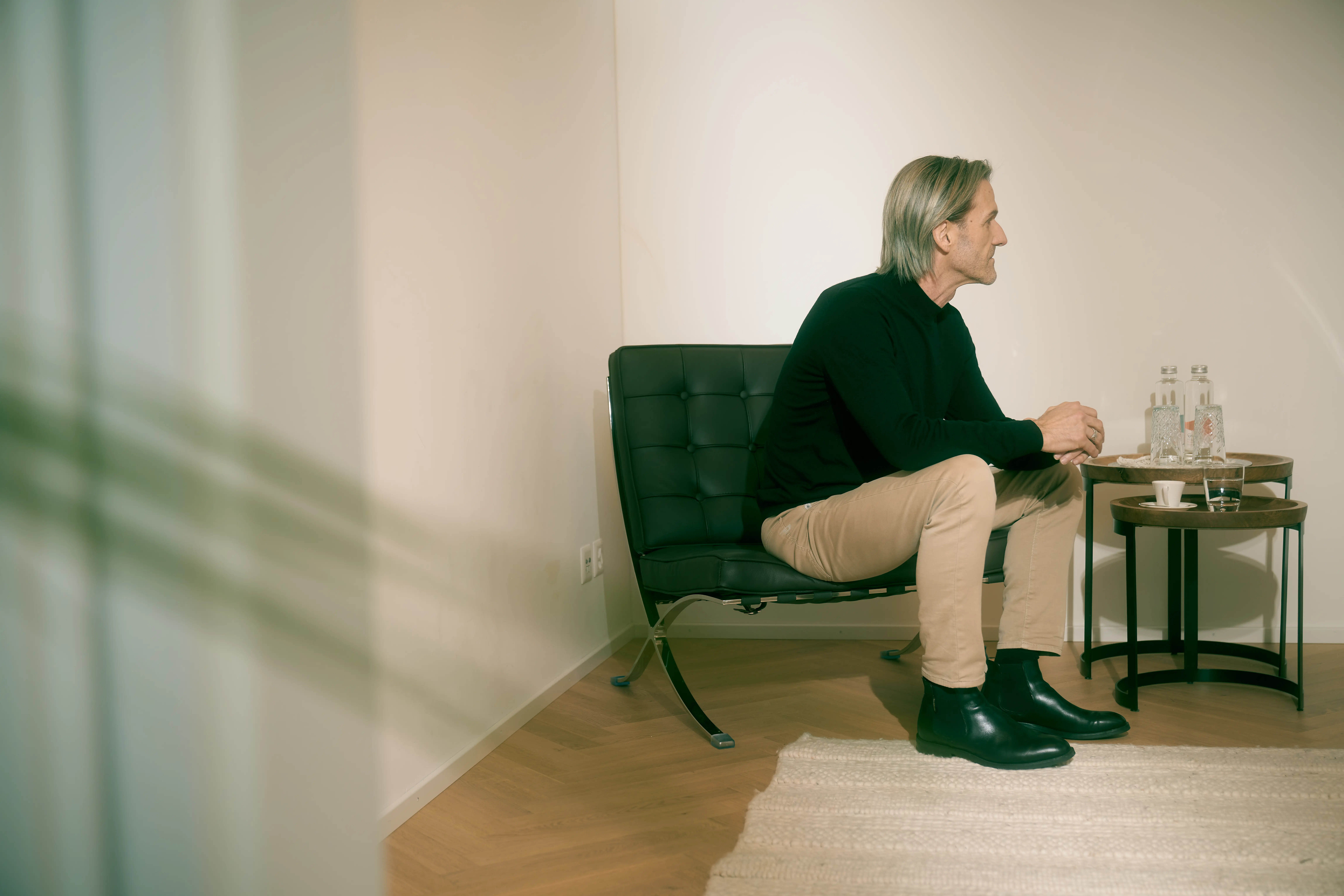 Therapeut in comfortabele consultatiekamer bij Paracelsus Recovery