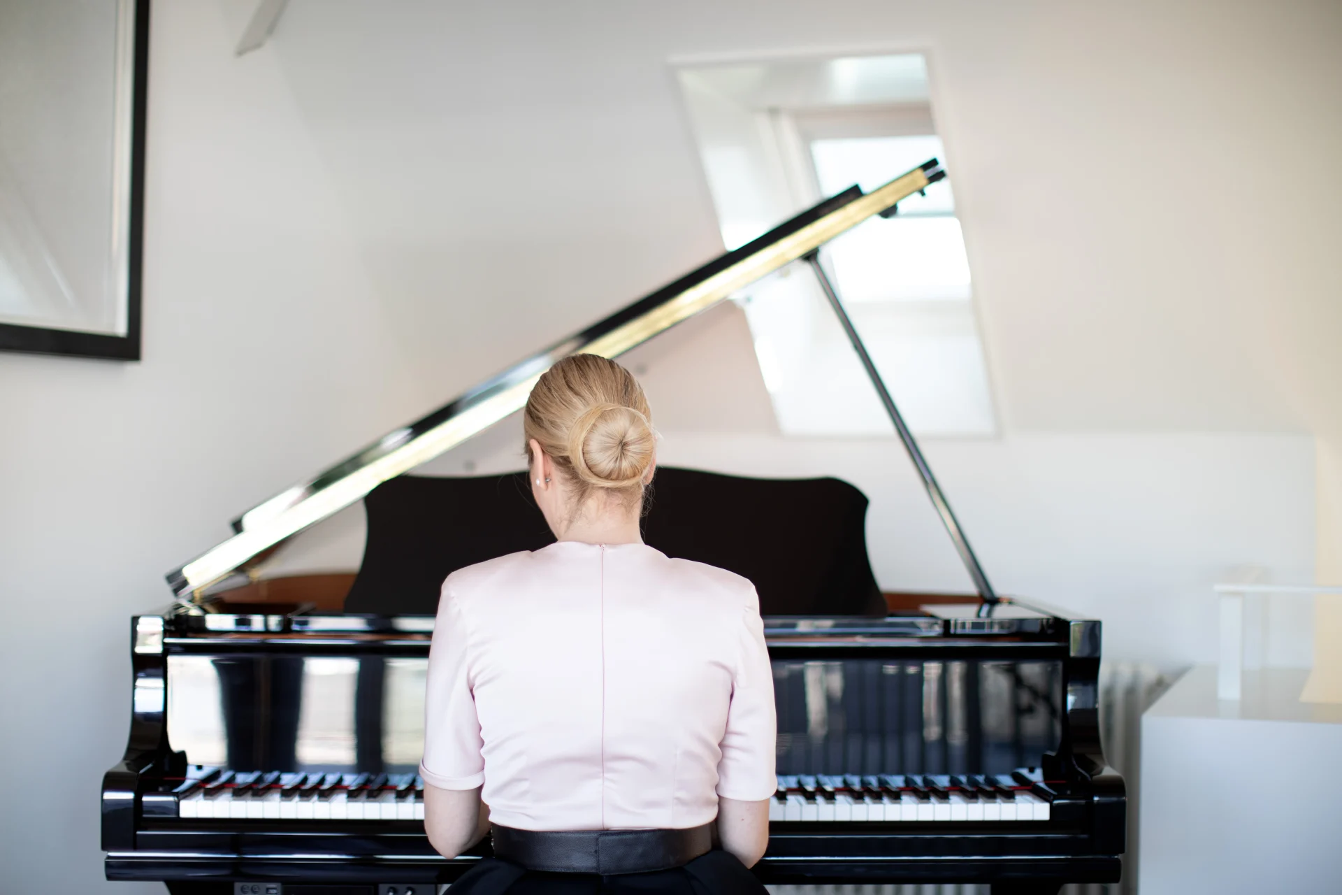 Vrouw speelt piano in het Equilibria verblijf
